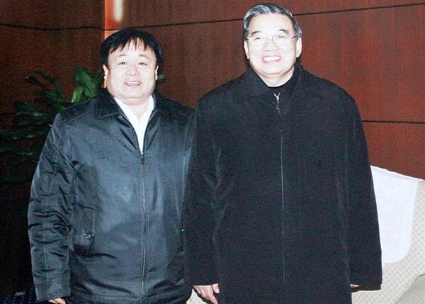 全国工商联主席黄孟复（右一）亲切会见曹振峰董事长