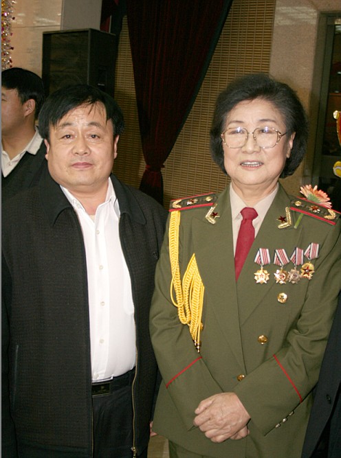 全国一级演员，政协委员马玉涛（右一）与曹振峰同志合影